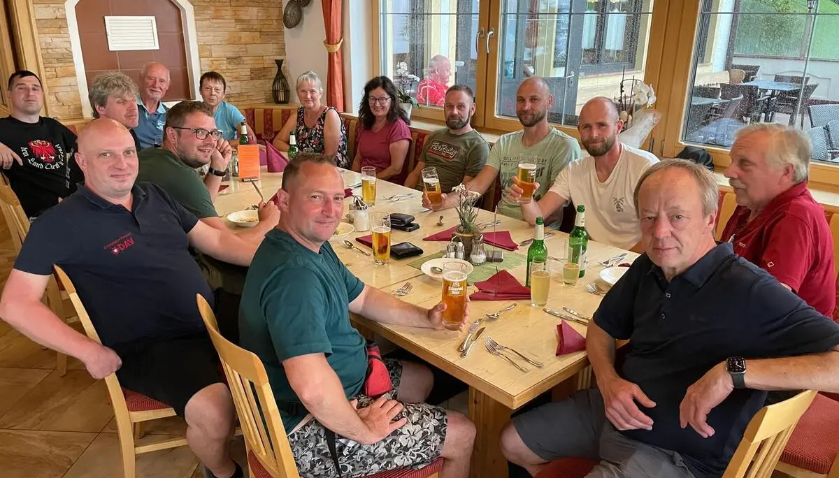 © Christoph-Melzer_Die-Gruppe-vor-dem-Abendessen