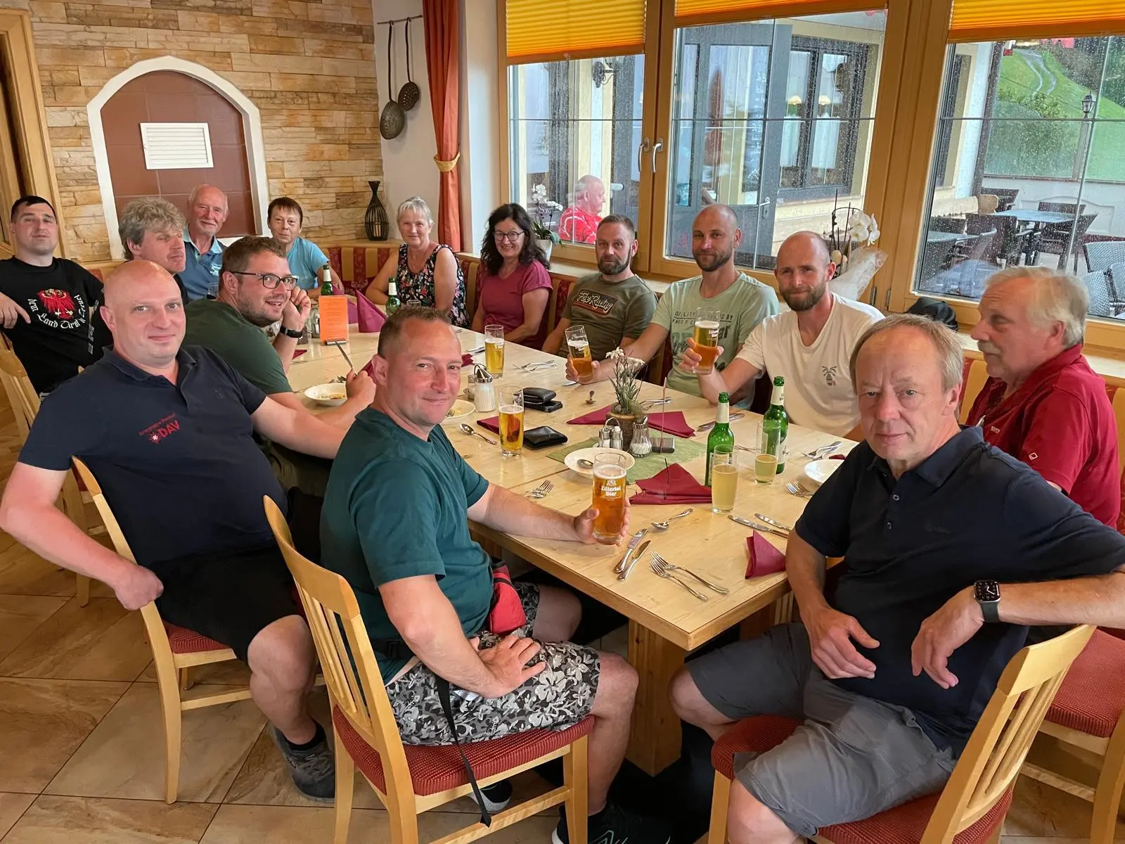 © Christoph-Melzer_Die-Gruppe-vor-dem-Abendessen