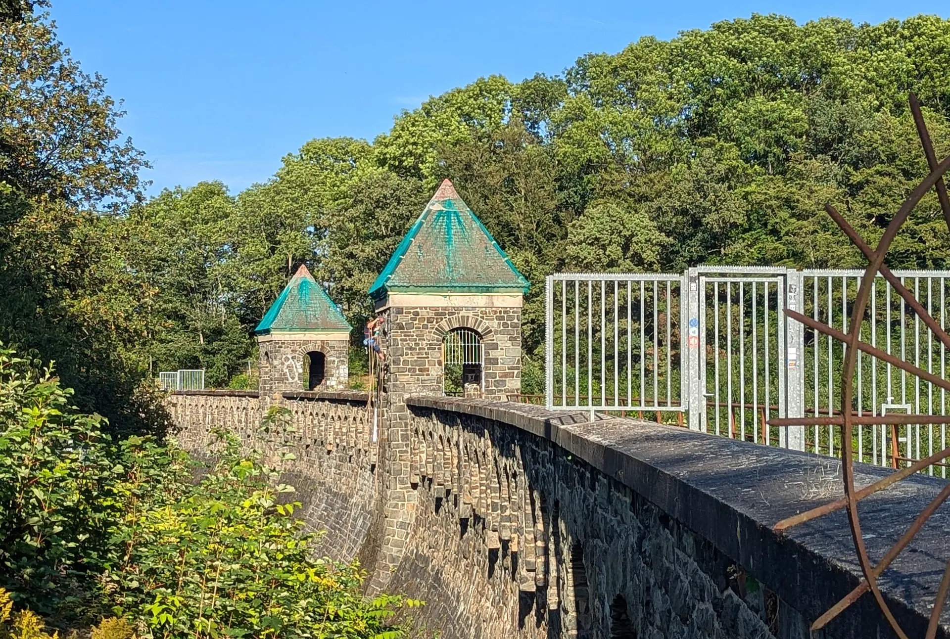 © Bastian Wagner schwingt den Akkuhammer am Turm-Isabell Wagner