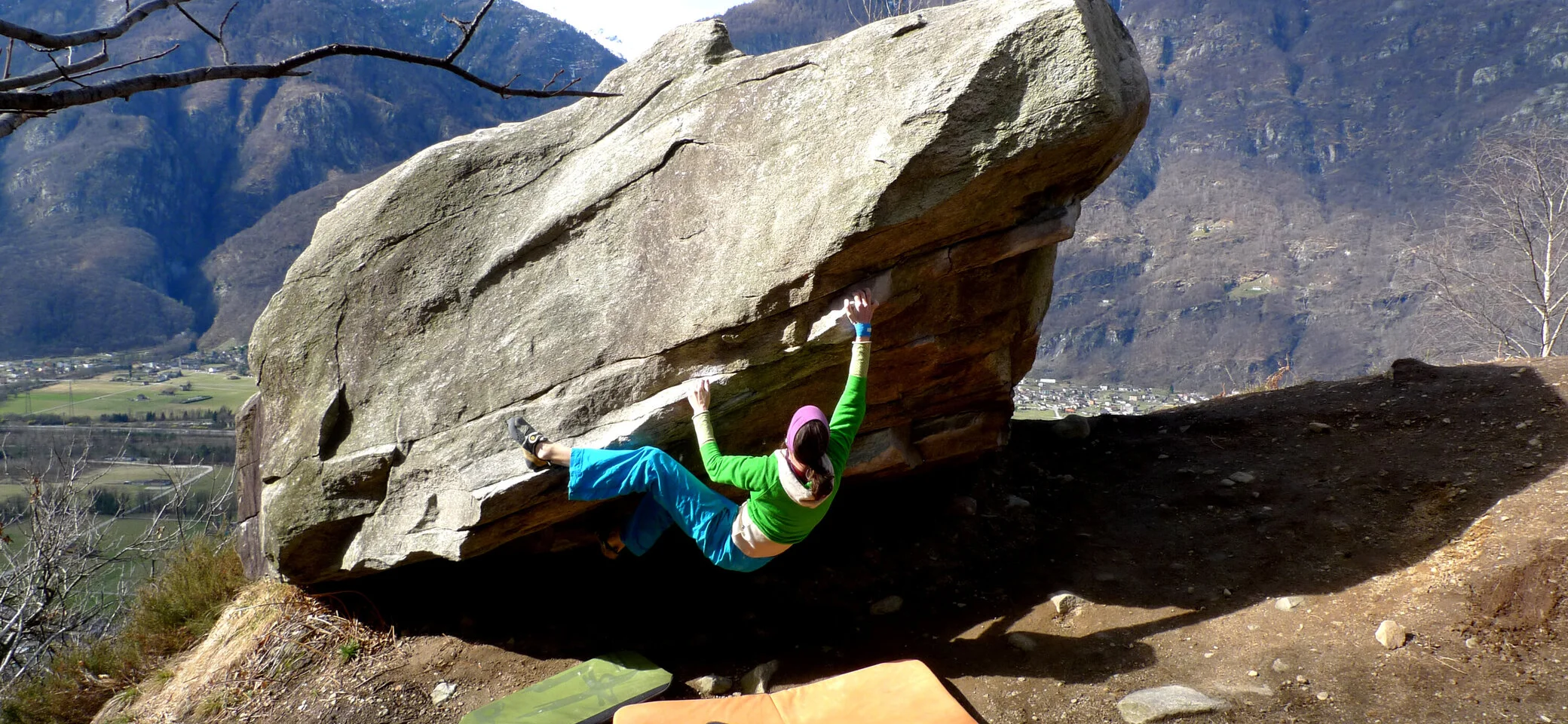 Ein Mann klettert an einem Boulderfelsen in Cresciano | © DAV/Matthias Keller