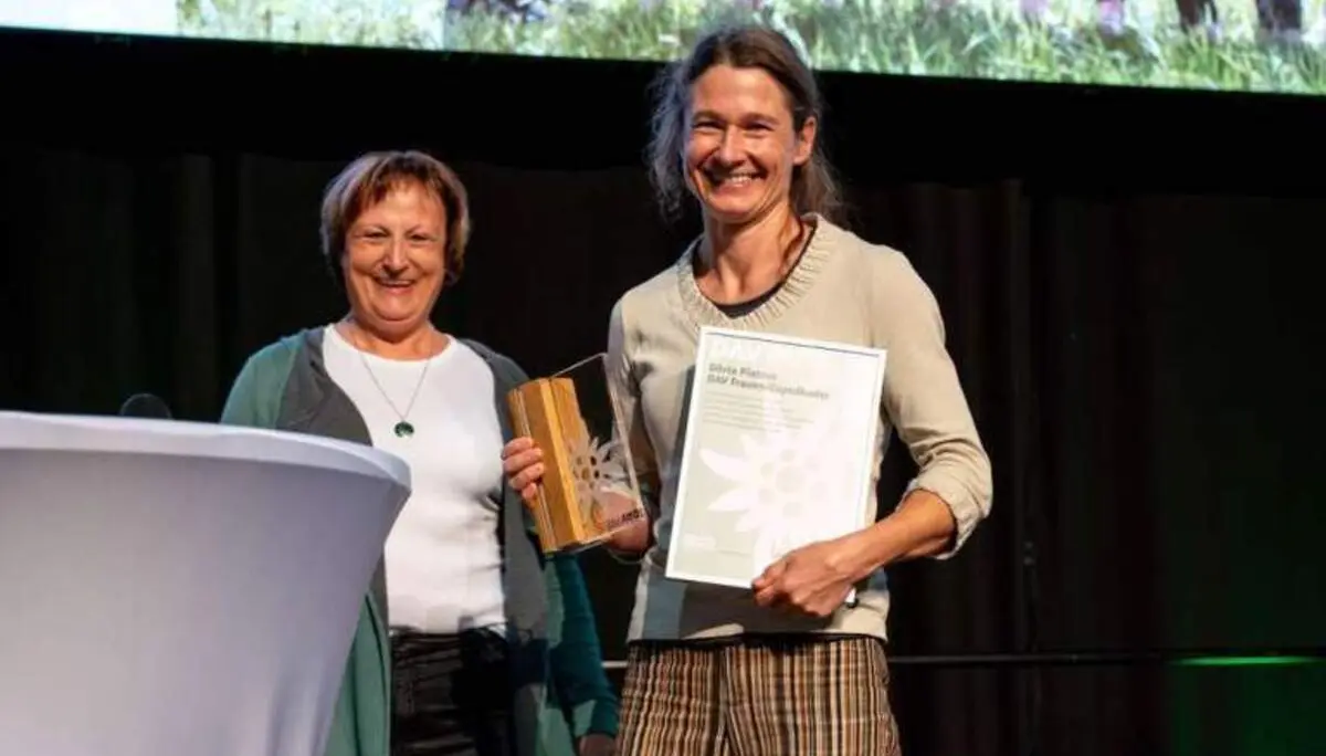 DAV-Vizepräsidentin Burgi Beste verleiht den DAV-Preis Sport 2025 an Dörte Pietron | © DAV / Julian Rohn